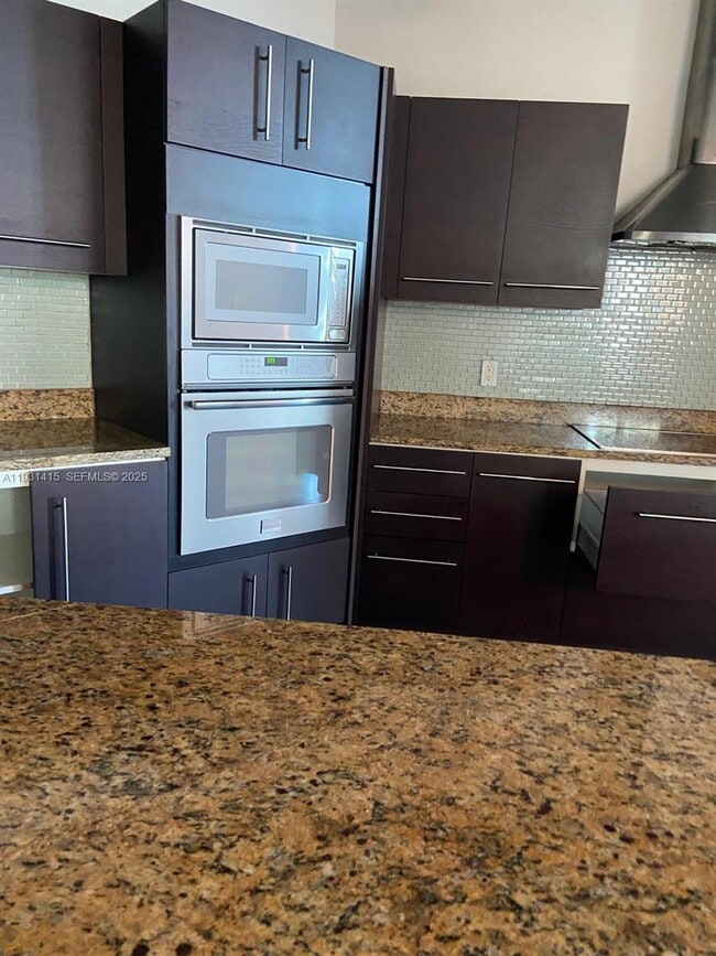 Foto del edificio - 700 NE 25th St