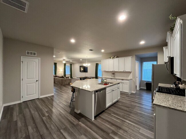 Foto del edificio - FOUR BEDROOM IN STARLIGHT ESTATES