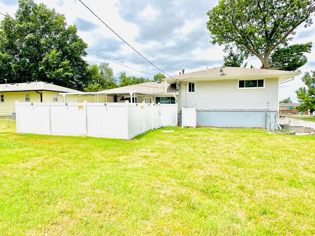 Building Photo - For Lease: Split-Level Ranch Home (4-Beds/...