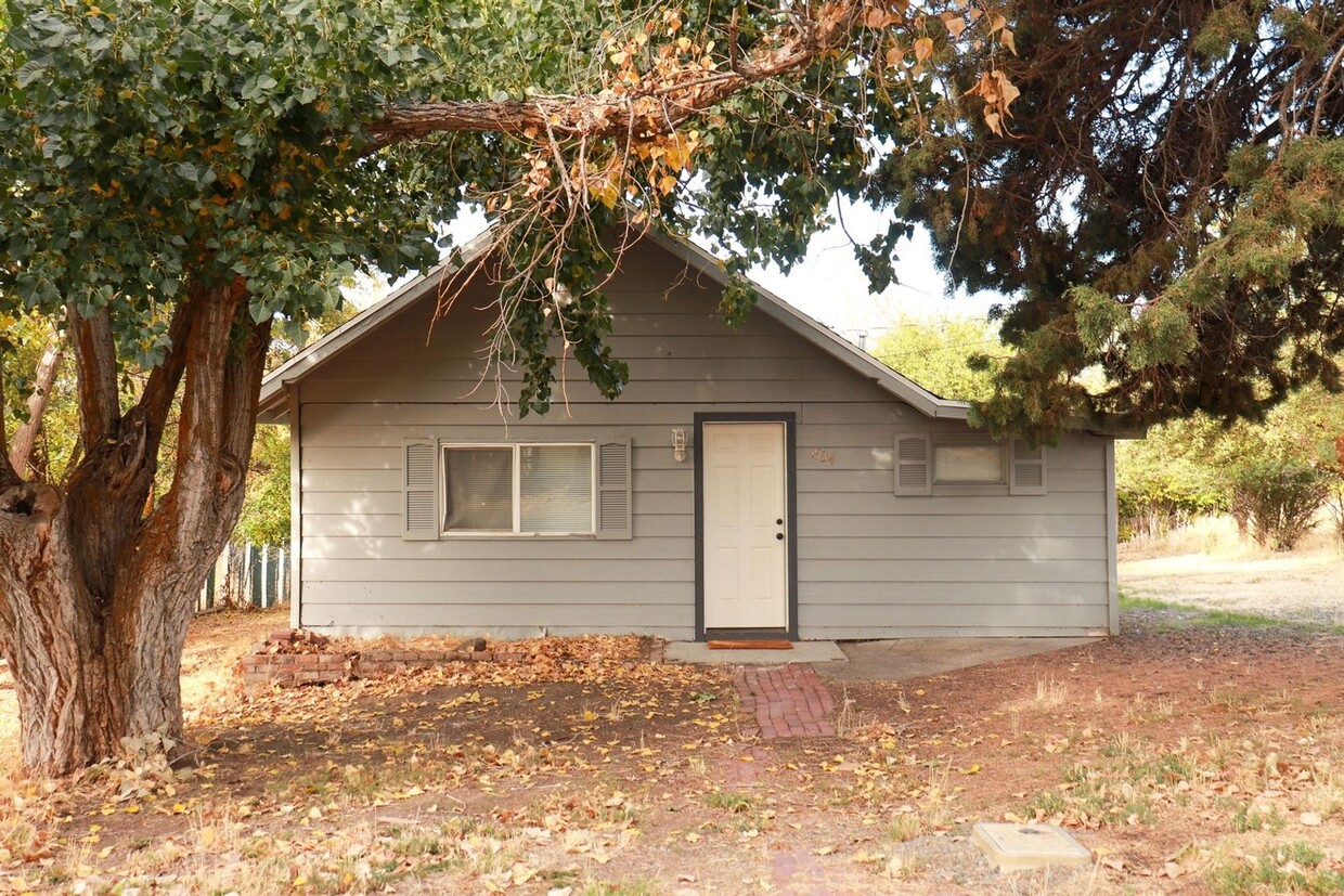 Primary Photo - 3 Bedroom Single Family Home in Klamath Falls