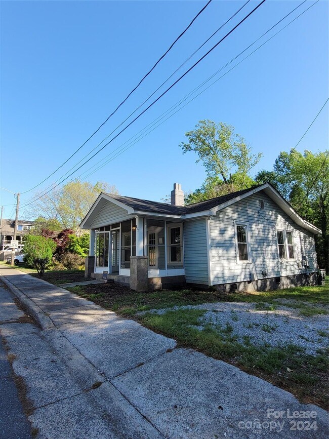 Building Photo - 812 E 19th St