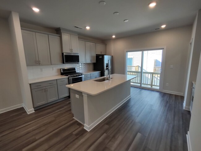 Building Photo - Move In Ready Townhome located in City Park!