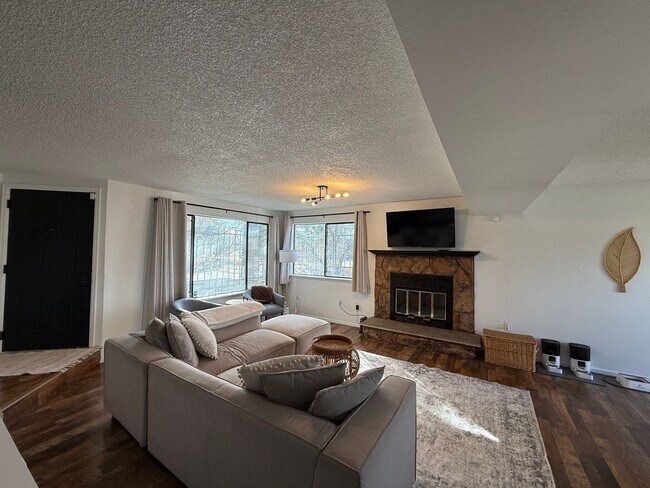 Foto del edificio - Welcome home to this beautifully updated townhome in the highly desirable Chesapeake Bay community!