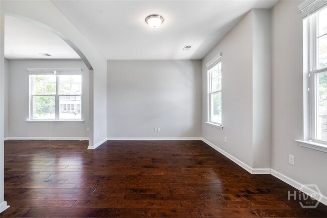 Building Photo - 701 Breys Cut