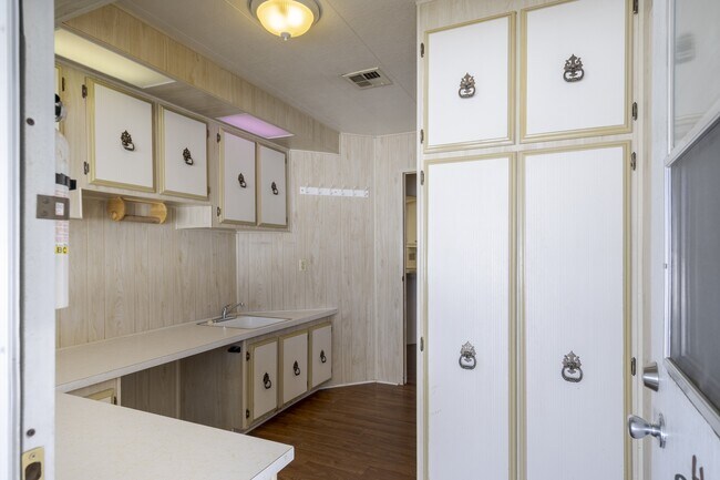 Foto del edificio - 25361 De Waide Ave