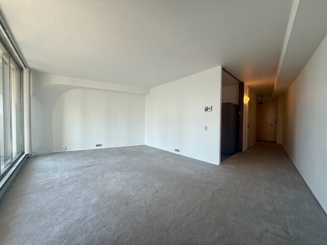 Building Photo - 300 N State St