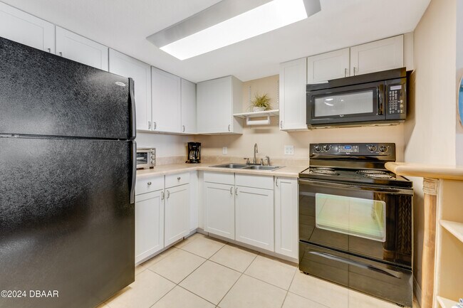 Building Photo - 935 N Halifax Ave