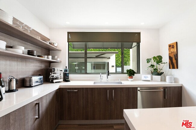 Foto del edificio - 9010 Ashcroft Ave
