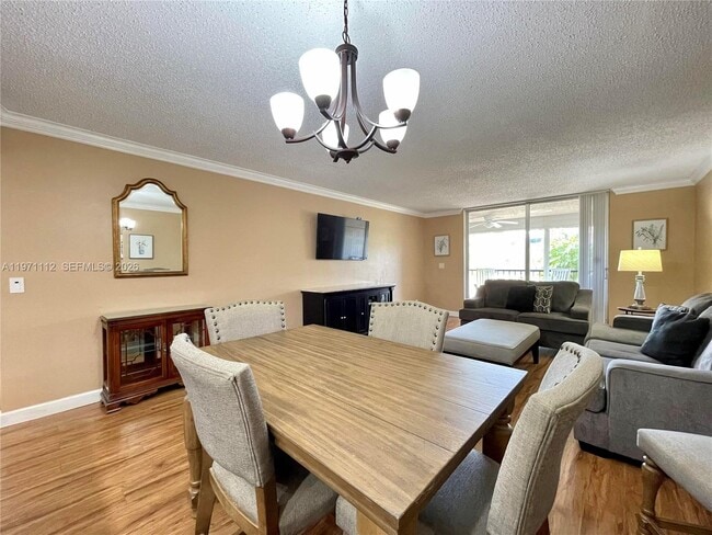 Foto del edificio - 7340 Lake Cir Dr