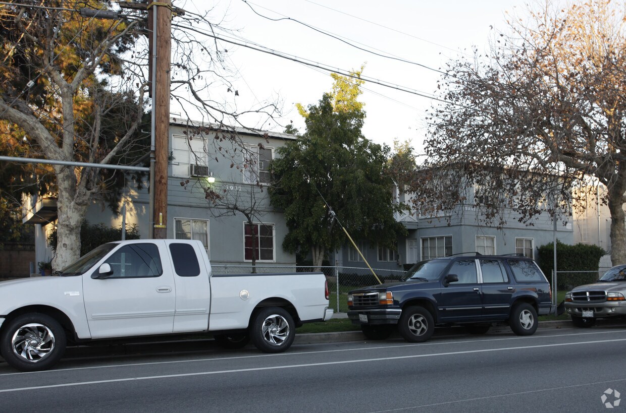 Foto del edificio - 5937 Woodman Ave