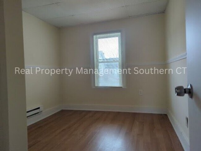 Building Photo - 2 bed and 1 bath Apartment for Rent in Bri...