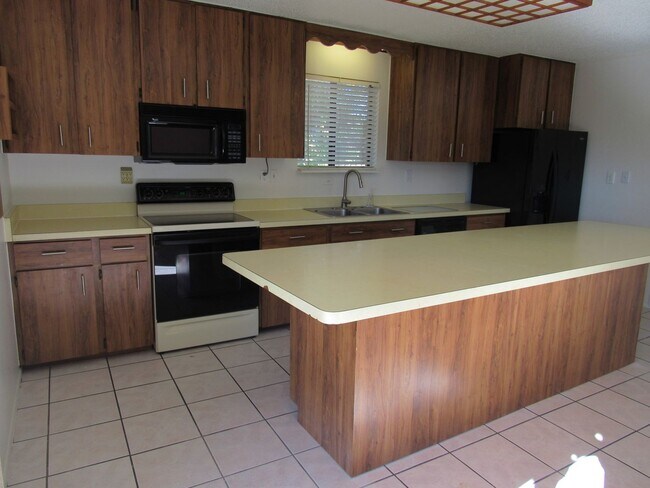 Foto del edificio - 2 Bedrooms plus 2 non confirming bedrooms in the basement close to light rail