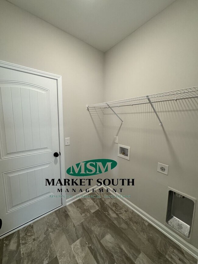 Foto del edificio - NEW CONSTRUCTION WITH PRIVACY FENCED YARD