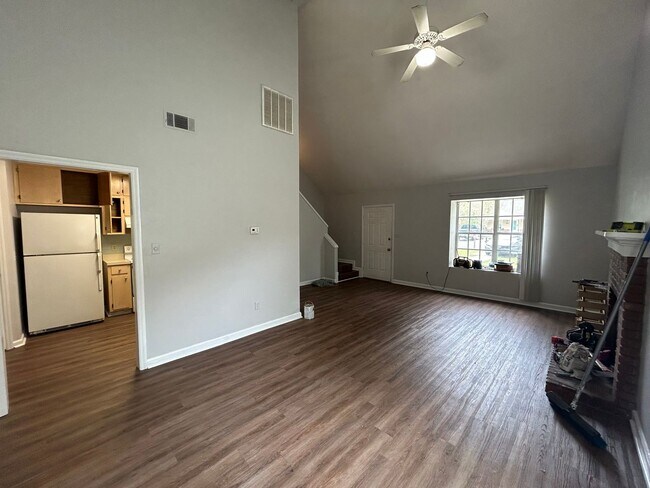 Building Photo - Two Bedroom Townhouse with Fully Fenced Yard and Vinyl Plank throughout!