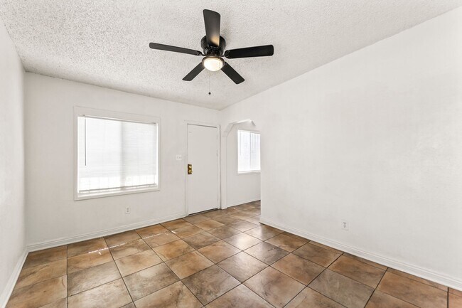 Foto del edificio - 709 E 108th St