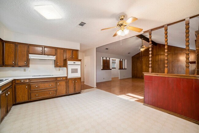 Building Photo - 1608 San Antone Ln
