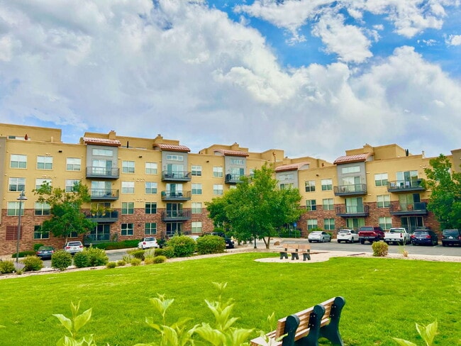 Foto del edificio - Bright & Peaceful 2 Bed, 2 Bath Corner Con...