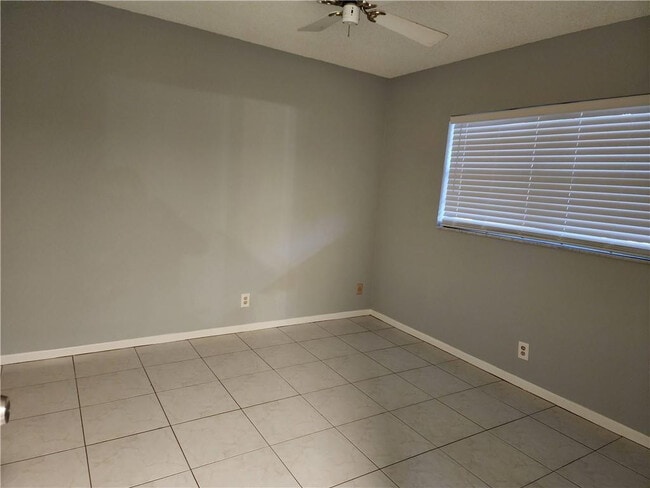 Building Photo - 1005 Country Club Dr