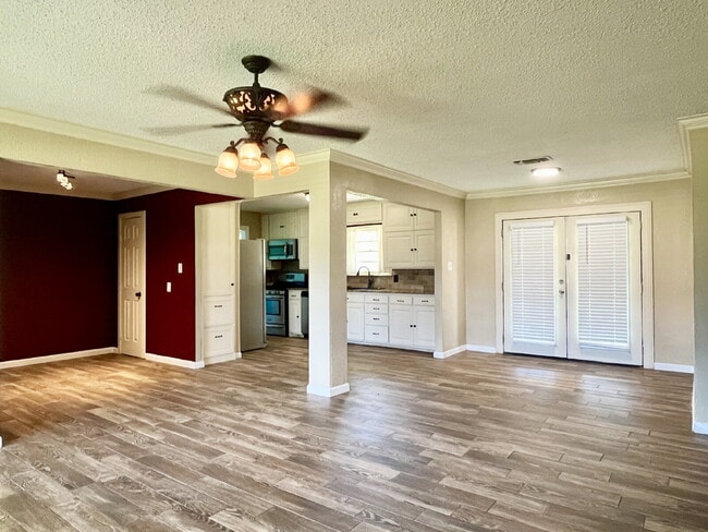 Foto del edificio - Spacious Four Bedroom!