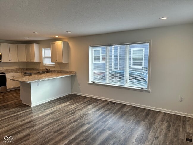 Building Photo - 103 S Nebraska St