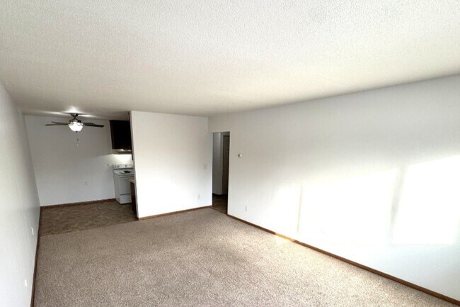 1 dormitorio - Sala de estar - Golfview Crossing Apartments