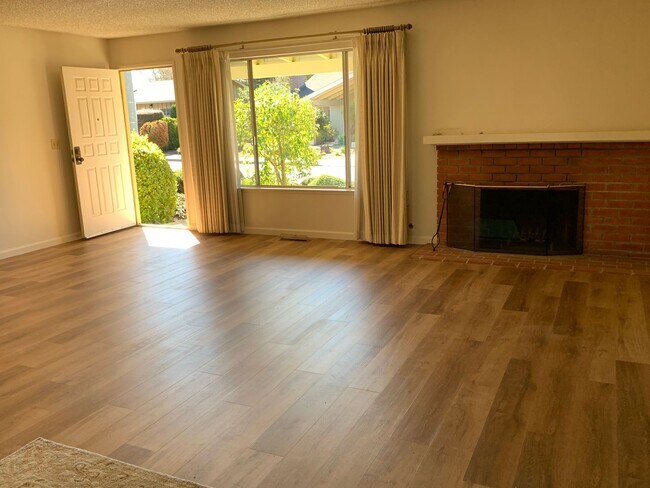 Foto del edificio - 7413 Oak Leaf Dr