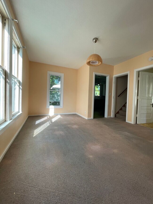 Building Photo - Five Bedroom Home in Central La Crosse