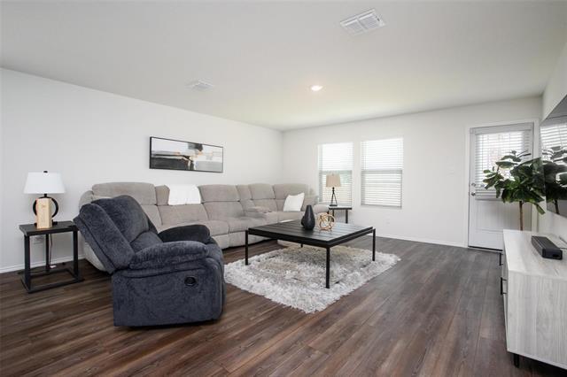 Foto del edificio - 425 Sweetshade Ln