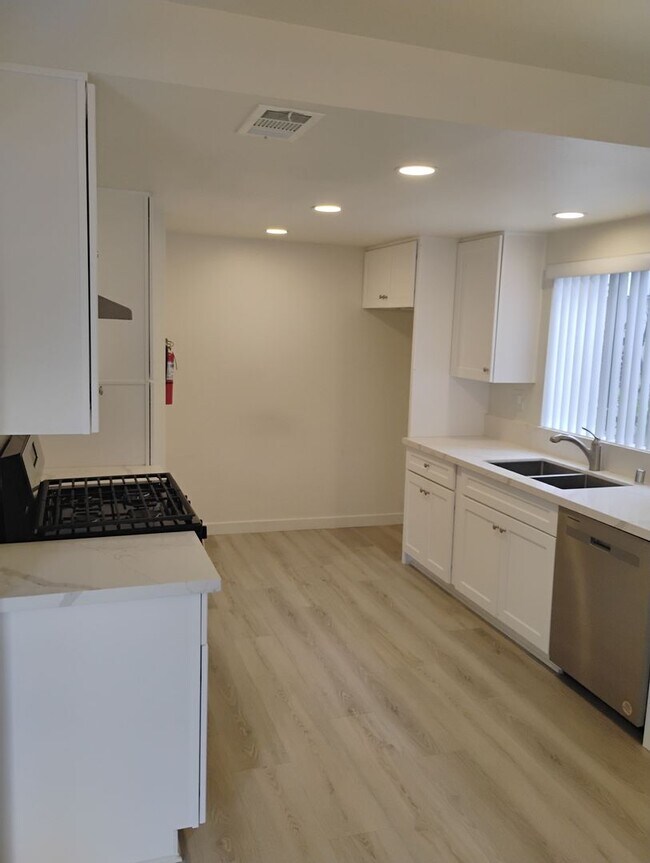 Foto del edificio - 327-331 N. Ynez Ave
