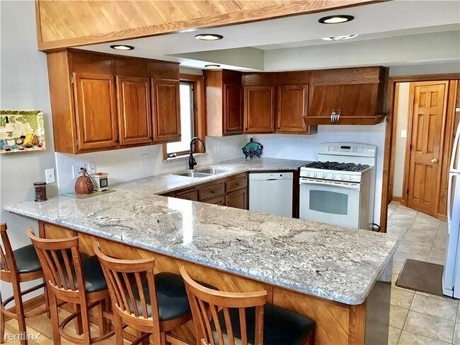 Foto del edificio - 4 br, 4 bath House - 99 Lake View Ave