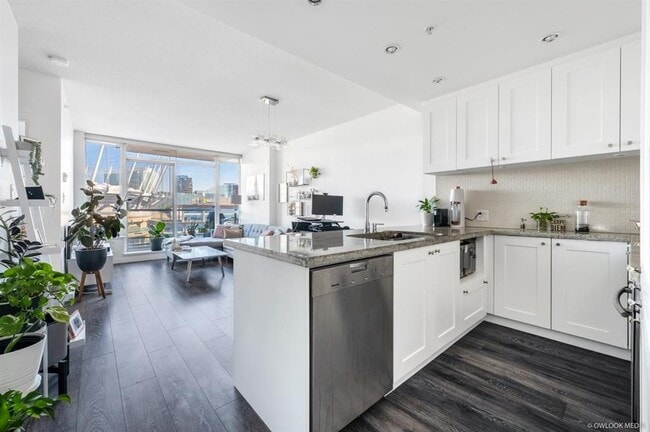 Building Photo - 821 Cambie St