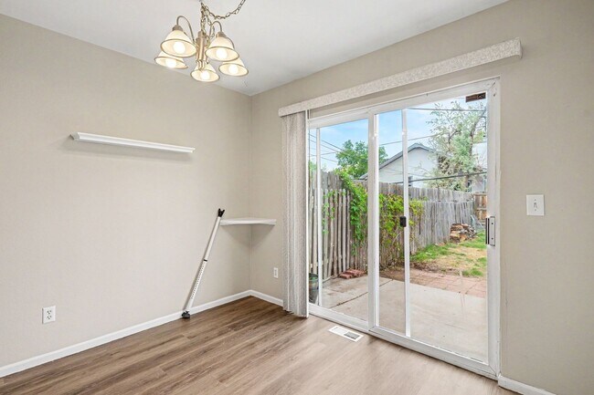 Foto del edificio - Beautifully Updated Littleton Home with Huge Yard & Basement Storage