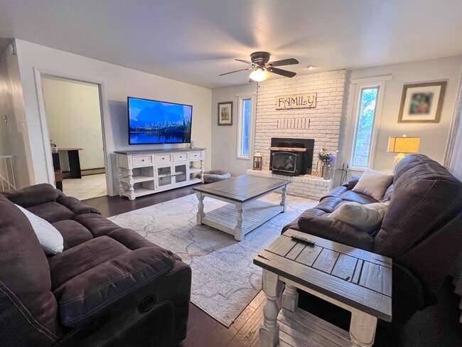 Building Photo - 715 Plachy Dr