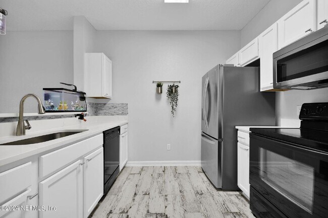 Building Photo - St Johns living for only $1650