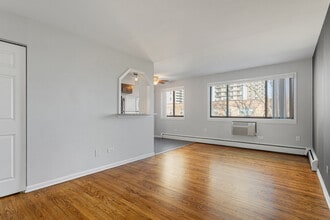 Building Photo - 6001 N Kenmore Ave