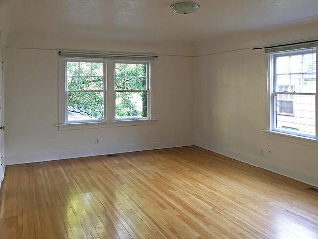 living room looking toward the north. - 2056 NW Overton St