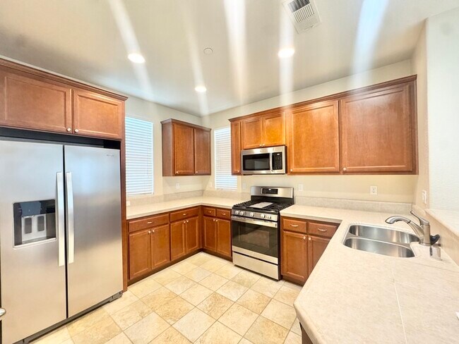 Building Photo - Beautiful 3 bedroom 2.5 bathroom home for rent in Lincoln!