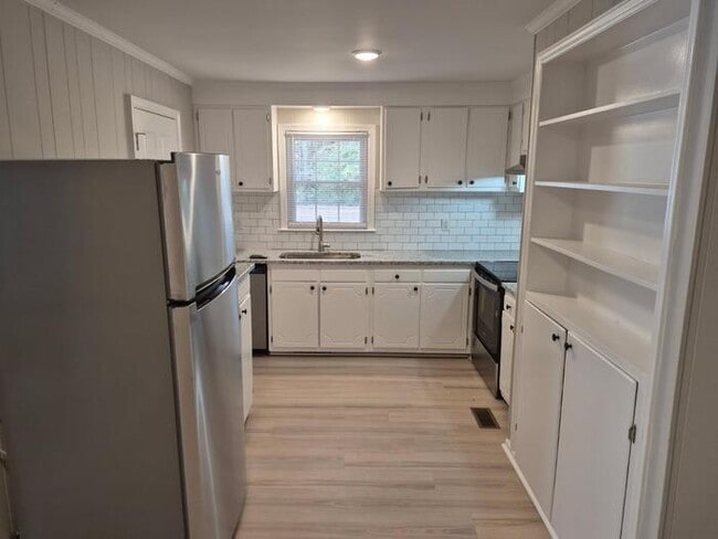 Building Photo - 3 Bedroom 2 bath