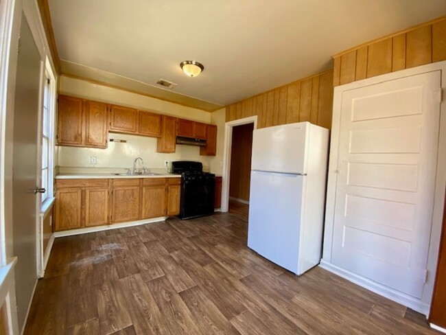 Building Photo - 4 Bedroom 2 Bath Freshly Renovated Home in...