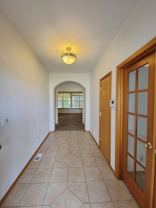 Building Photo - Beautiful SPACIOUS Home in Pasco