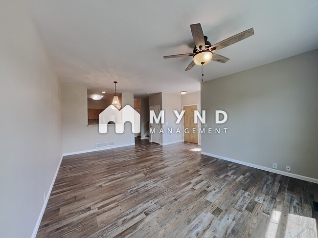 Building Photo - 211 Blue Bonnet Dr
