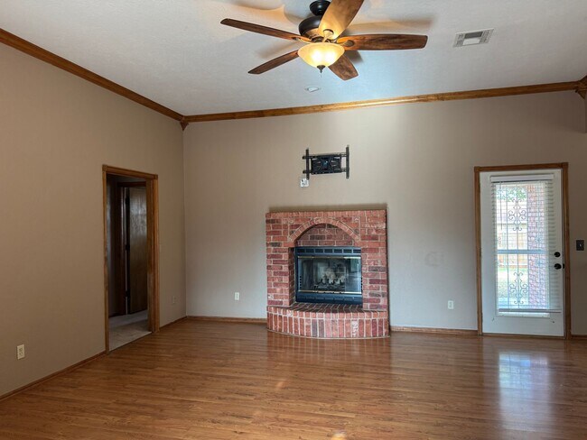 Foto del edificio - 3 Bed, 2 Bath in the Eisenhower School Dis...