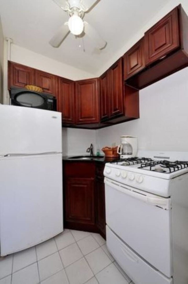 Building Photo - 411-412 W 35th St