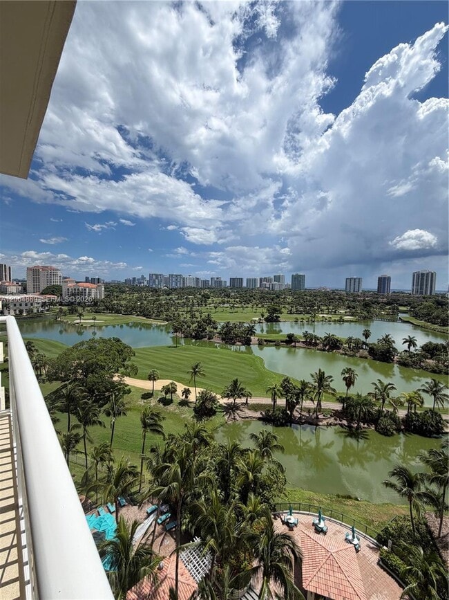 Foto del edificio - 19501 W Country Club Dr