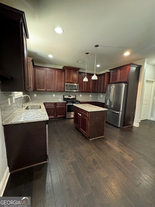 Foto del edificio - 829 Hawkins Creek Dr