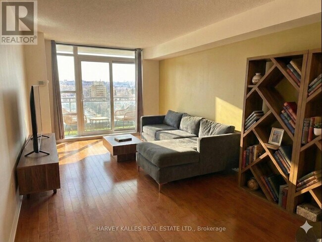 Photo du bâtiment - 736 Spadina Ave.