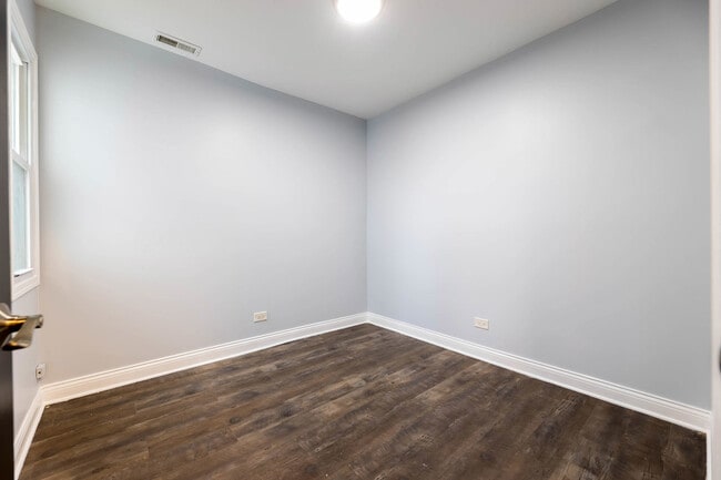 Building Photo - 6833 S Champlain Ave