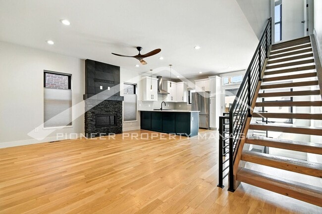 Building Photo - Modern Townhome with Central AC and Washer...