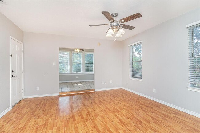 Foto del edificio - 5803 Tremont St