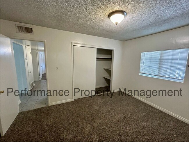 Building Photo - Cute 3 Bed/2 Bath Home in SE Bakersfield w...